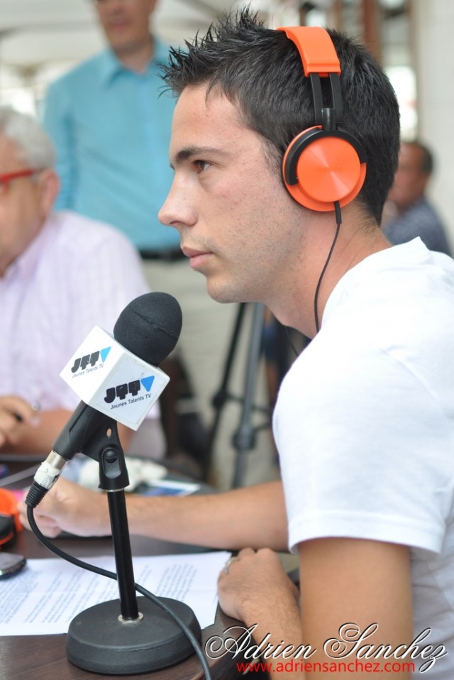 Guillaume Carles, Animateur GOLD FM lors de l'émission Jeunes Talents à la Brasserie des Marquises d'Arcachon. Photo : Adrien SANCHEZ INFANTE