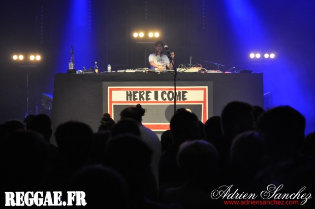 Atili Bandalero aux platines aux côtés de Joseph Cotton et en solo. Photo : Adrien SANCHEZ INFANTE